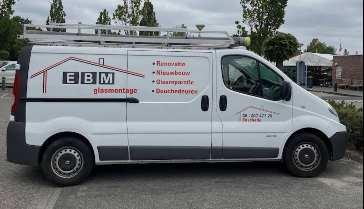 EBM Glasmontage servicebus in Enschede, klaar voor renovatie, nieuwbouw, glasreparatie en douchedeuren